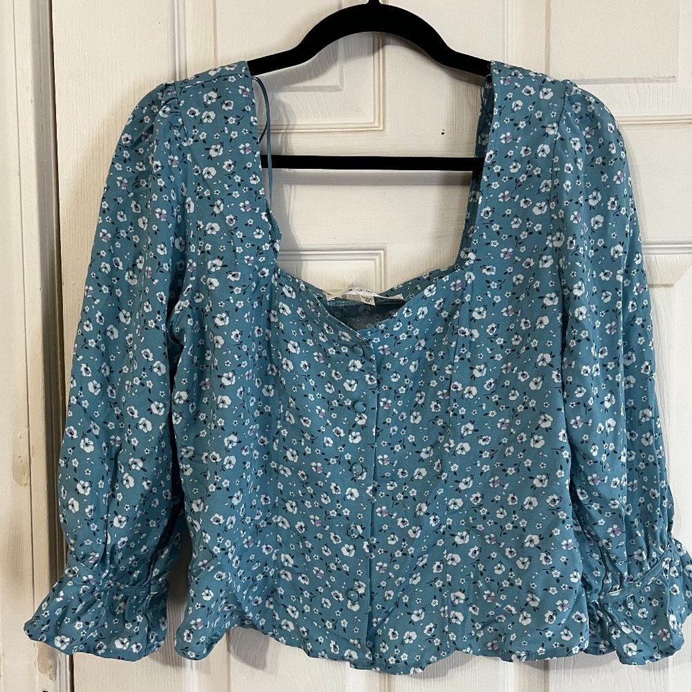 NWOT Blue Floral Button Front Cropped Blouse